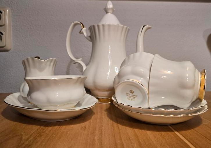 Royal Albert Val D'or, Antiek en Kunst, Antiek | Servies los, Ophalen of Verzenden