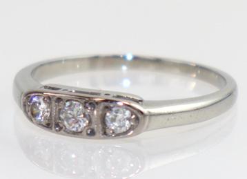 Witgouden ring met drie diamanten, briljanten beschikbaar voor biedingen