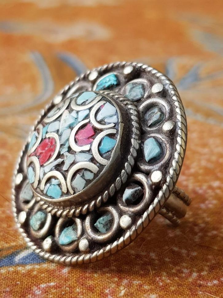 Mooie oude ring uit Nepal van wit brons met stenen 3 cm., Antiek en Kunst, Kunst | Niet-Westerse kunst, Ophalen of Verzenden