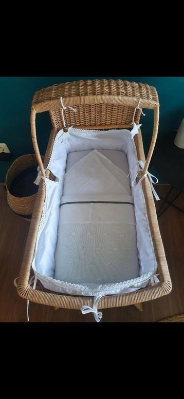 Wiegje van riet.  beschikbaar voor biedingen