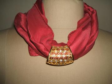 Mooie goud kleurige shawlring shawl ring strass steentjes beschikbaar voor biedingen