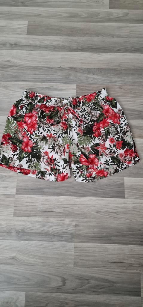 10)Te koop nieuwe groen/rood short maat 3xl ongv. 46, Kleding | Dames, Grote Maten, Nieuw, Broek of Spijkerbroek, Rood, Ophalen of Verzenden