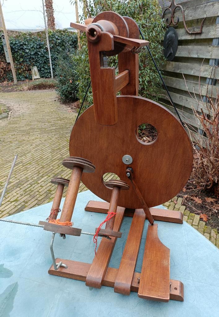 Ariadne spinnewiel + 4 klossen + twijnrek / haspel ook Louët, Hobby en Vrije tijd, Spinnewielen en Spinnen, Gebruikt, Spinnewiel