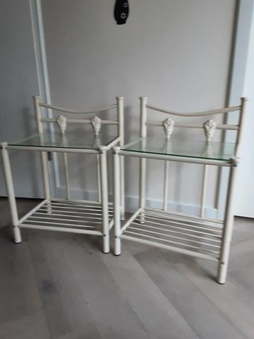 2 beige Brocante Nachtkastjes met Glazen Plaat . 