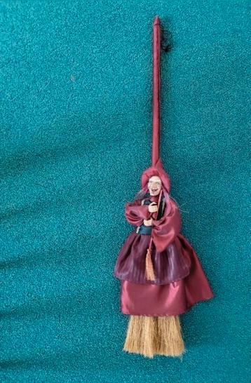 Heks,Bezem,Witch,wanddecoratie,Jurk,vrouw,dame,rood,,Satijn beschikbaar voor biedingen