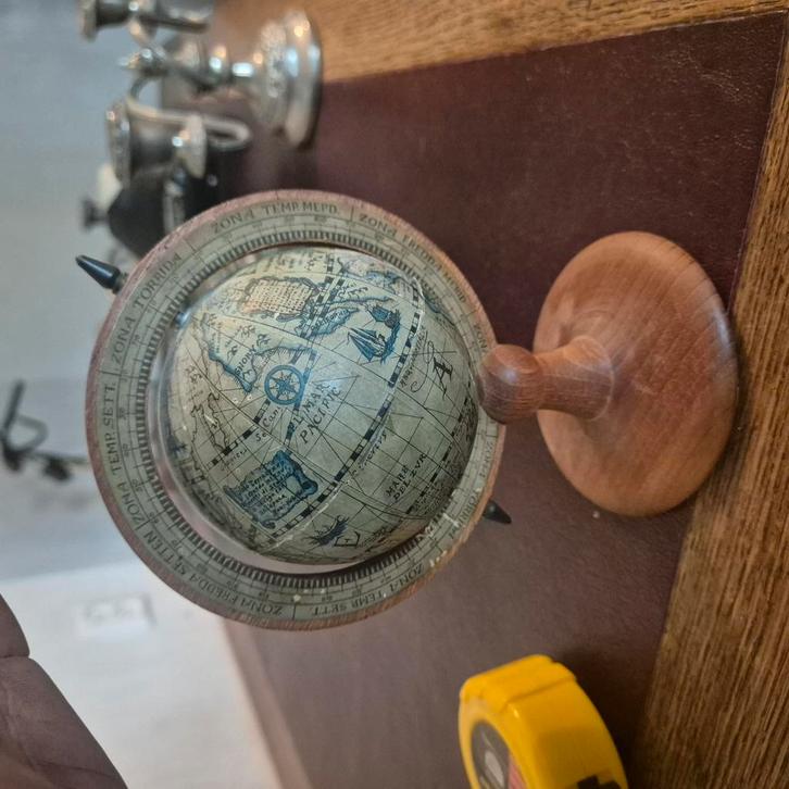 Decoratieve mini-wereldbol in 17e-eeuw stijl  hout & papier, Huis en Inrichting, Woonaccessoires | Wereldbollen, Gebruikt, Ophalen of Verzenden