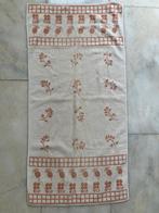 Handdoek met afbeeldingen van bloemen en bladeren, Huis en Inrichting, Ophalen of Verzenden, Gebruikt, Overige kleuren, Handdoek