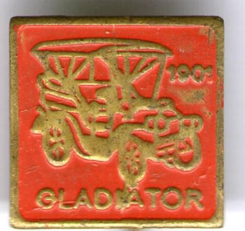Gladiator 1901 rood op koper auto speldje ( B_116 ), Verzamelen, Speldjes, Pins en Buttons, Zo goed als nieuw, Speldje of Pin