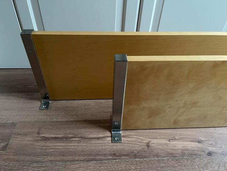 Twee IKEA Bergshult planken met Granhult steunen, Huis en Inrichting, Woonaccessoires | Wandplanken en Boekenplanken, Zo goed als nieuw