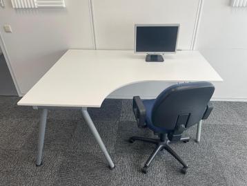 Hoekbureau met ovalen uitsparing - In Hoogte Verstelbaar beschikbaar voor biedingen