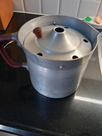 Vintage aluminium melkkoker beschikbaar voor biedingen