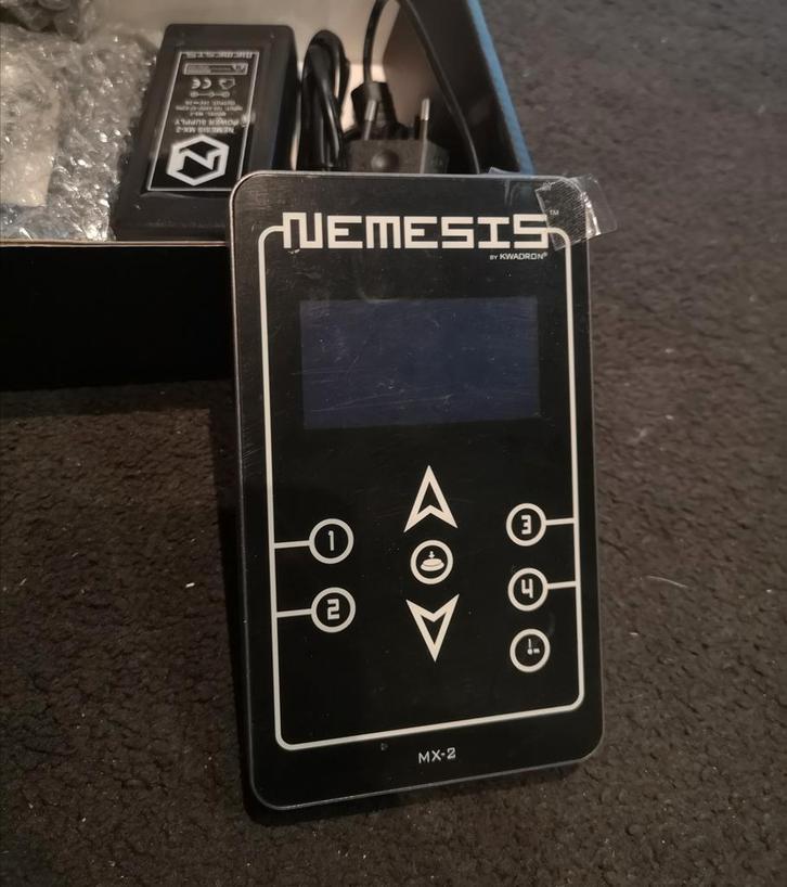 KWADRON Nemesis MX2 Tattoo Voeding - Nieuw in Doos!, Zakelijke goederen, Machines en Bouw | Industrie en Techniek, Ophalen of Verzenden