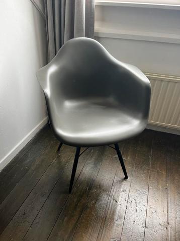 2x vitra eetkamerstoel met armleuning. Umbra grey beschikbaar voor biedingen