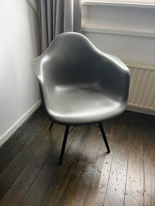 2x vitra eetkamerstoel met armleuning. Umbra grey, Huis en Inrichting, Stoelen, Zo goed als nieuw, Zwart, Ophalen