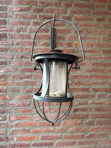 Handgemaakte smeedijzeren wandkandelaar beschikbaar voor biedingen