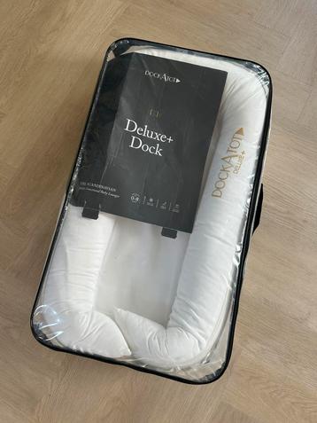 DockATot Deluxe+ Babynestje wit beschikbaar voor biedingen