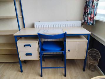 Bureau met houten klapstoeltje beschikbaar voor biedingen
