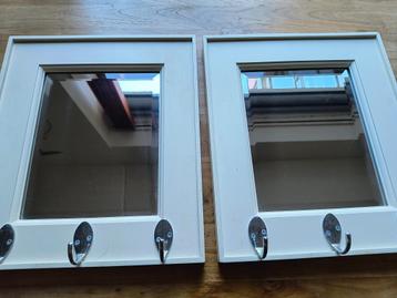 2 crème-wit kleurige spiegels met haakjes voor jas/sieraden beschikbaar voor biedingen