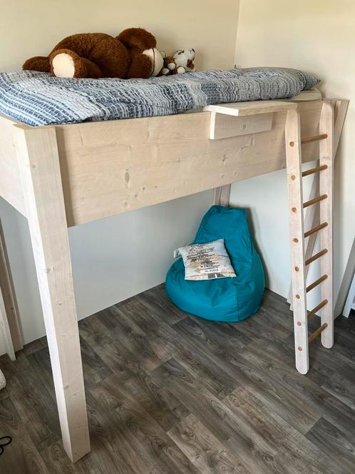 Massief houten hoogslaper. Stevige kwaliteit., Huis en Inrichting, Slaapkamer | Stapelbedden en Hoogslapers, Zo goed als nieuw