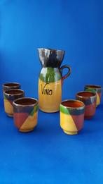 Retro wijnkan Vino met 6 kopjes, aardewerk. 1A2