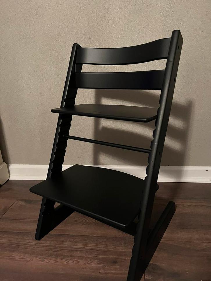 Mat zwarte stokke tripp Trapp stoel nieuw model, Kinderen en Baby's, Kinderstoelen, Zo goed als nieuw, Meegroeistoel, Ophalen of Verzenden