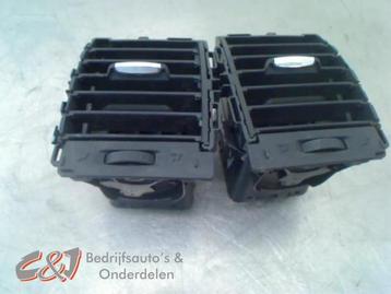 Luchtrooster Dashboard van een Opel Vivaro beschikbaar voor biedingen