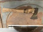 Gebruikte Bijl met Houten Steel, Ophalen