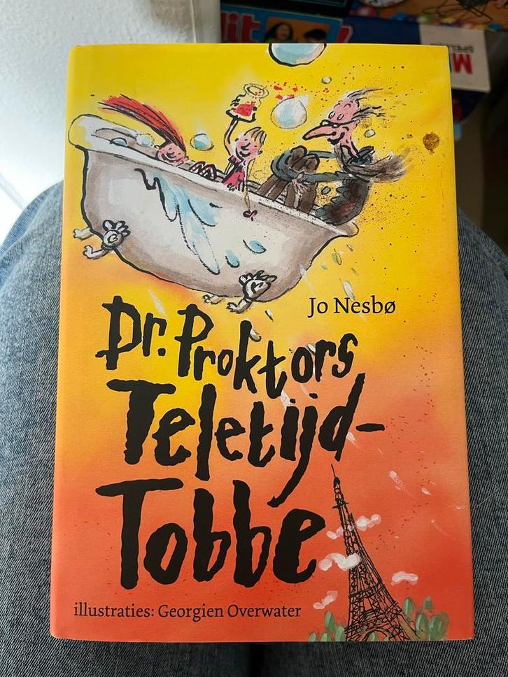 Dr. Proktors Teletijd-Tobbe - Jo Nesbø, Boeken, Kinderboeken | Jeugd | onder 10 jaar, Zo goed als nieuw, Fictie algemeen, Ophalen of Verzenden