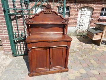 Biedermeier mahonie penantkast met opstand. beschikbaar voor biedingen