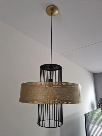 Gouden hanglamp met zwarte accenten beschikbaar voor biedingen