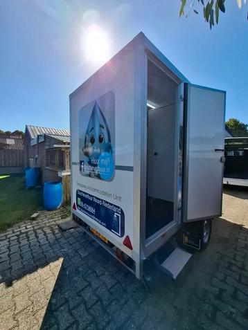 Verwarmde mobiele badkamer. beschikbaar voor biedingen
