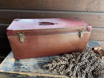 Vintage langwerpiger hoge koffer( bordeaux)  beschikbaar voor biedingen