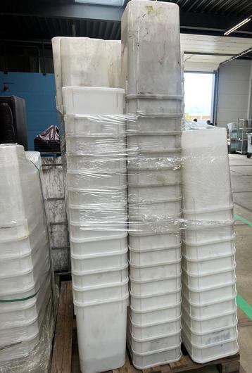 600 (ca.) Plastic bakken & deksel - totaalprijs beschikbaar voor biedingen