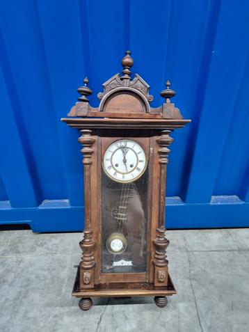 Antieke Wandklok met Slinger beschikbaar voor biedingen