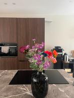 Mooie vaas met (nep)bloemen, Huis en Inrichting, 50 tot 75 cm, Zwart, Ophalen of Verzenden, Glas