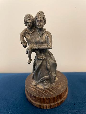 Vintage tinnen beeldje | vrouw met kind op arm | 1900-1950 beschikbaar voor biedingen