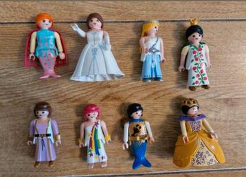 Acht Playmobil poppetjes ( vrouwen ) beschikbaar voor biedingen
