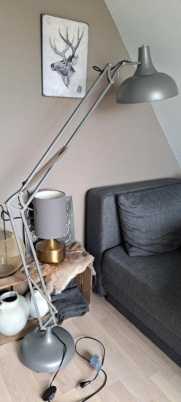 Leuke staande lamp beschikbaar voor biedingen