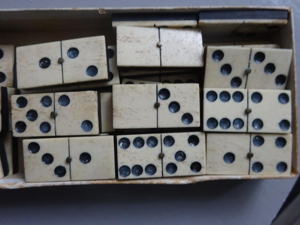 Doos: 2 soorten Napoleonse dominostenen: been en ebbenhout, Ophalen of Verzenden, Zo goed als nieuw