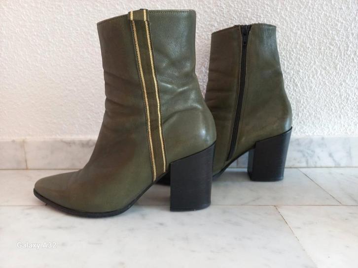 Olijf groene enkellaarsjes van Omoda, maat 39, Kleding | Dames, Schoenen, Zo goed als nieuw, Lage of Enkellaarzen, Groen, Ophalen of Verzenden