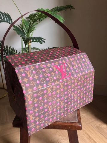 Louis Vuitton cherry tas XL Sinterklaas surprise beschikbaar voor biedingen
