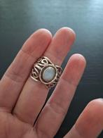 Zilveren ring met maansteen, Sieraden, Tassen en Uiterlijk, Ringen, Ophalen of Verzenden, Zo goed als nieuw, 17 tot 18, Met edelsteen