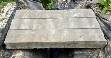 4x trottoir banden/beton blokken beschikbaar voor biedingen