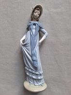 Lladro NAO Dame met sjaal (nr #290), Ophalen of Verzenden, Zo goed als nieuw, Mens