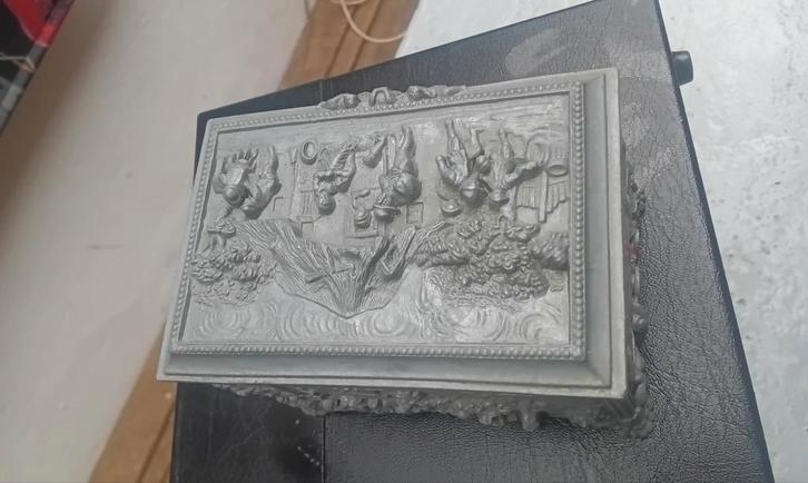 Antieke Sieradendoos met Reliëf, Antiek en Kunst, Antiek | Overige Antiek, Ophalen of Verzenden