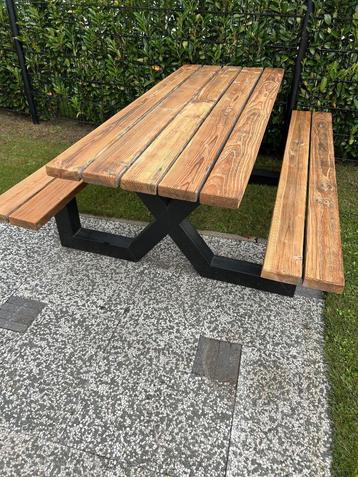 Picknick tafel beschikbaar voor biedingen