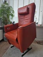 Nieuwstaat oranje bruin relax en sta op stoel van Prominent, Huis en Inrichting, Ophalen, Zo goed als nieuw