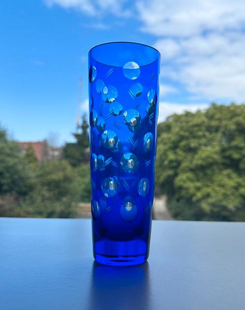 Boheems kristallen vaas in kobaltblauw – Elegant en tijdloos, Antiek en Kunst, Antiek | Glas en Kristal, Ophalen of Verzenden