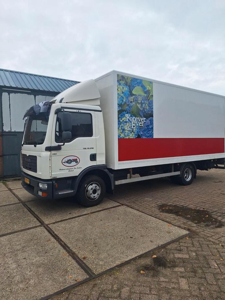 Te koop Man vrachtwagen met laadklep en zijdeur, bouwj. 2007, Auto's, Vrachtwagens, Particulier, Diesel, Wit, Grijs, Ophalen