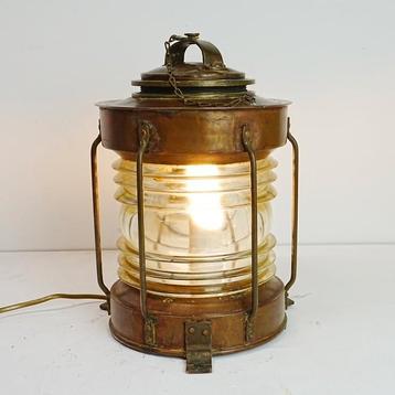 Koperen scheepslamp met nieuwe verlichting.  beschikbaar voor biedingen
